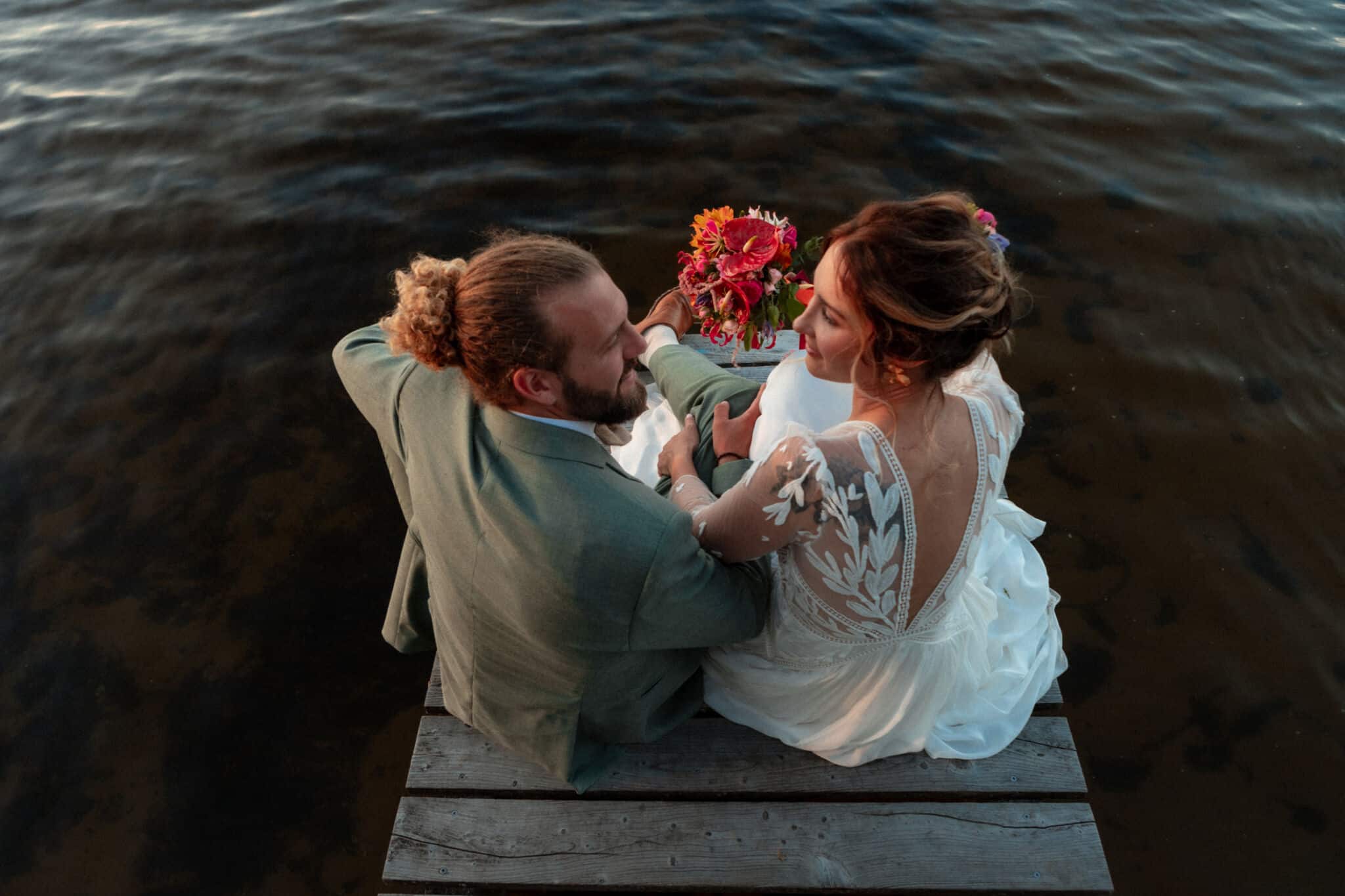 un mariage haut en couleur au bord de l'eau